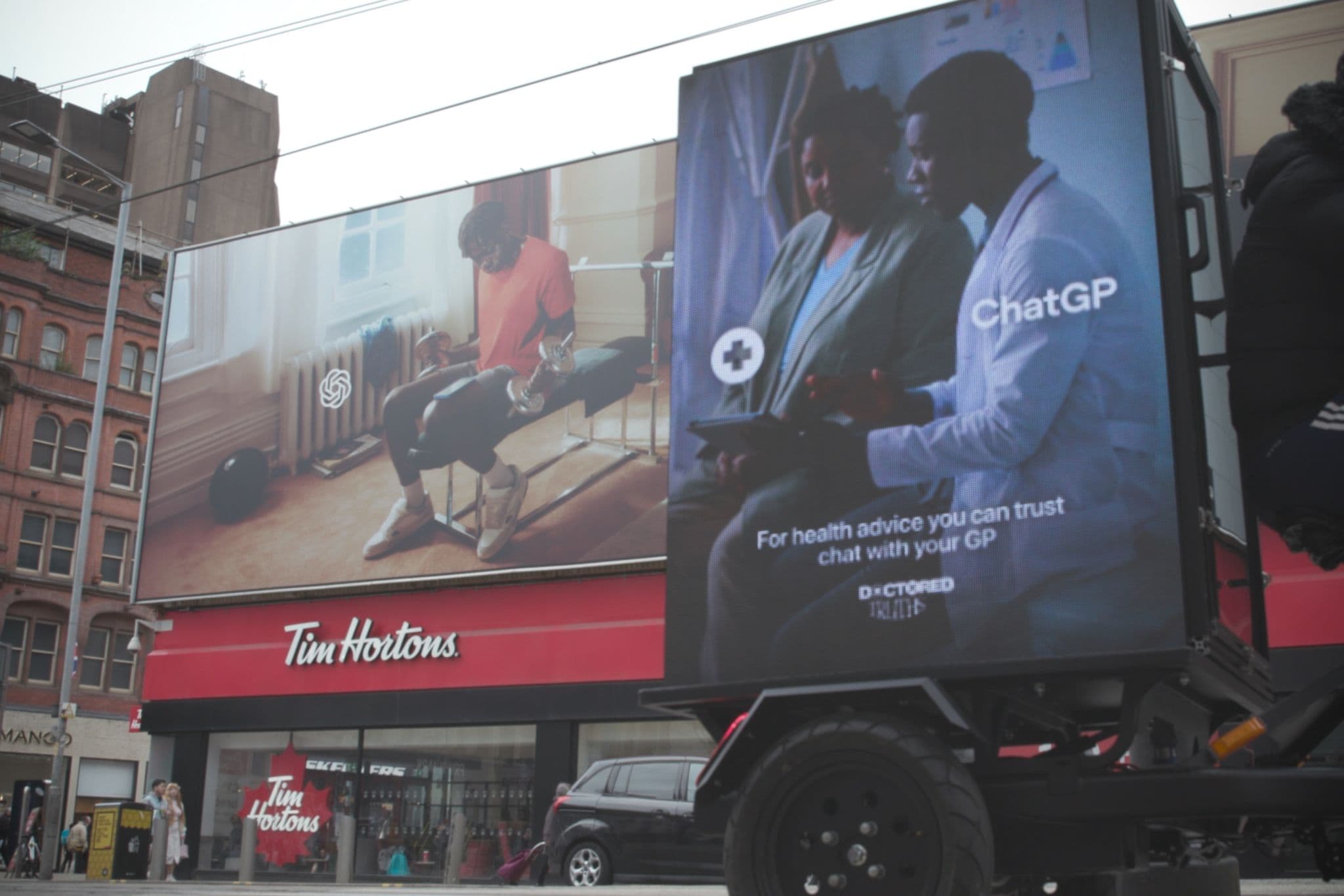 Mobile Billboard vs Static Billboard: Which Delivers Better ROI?